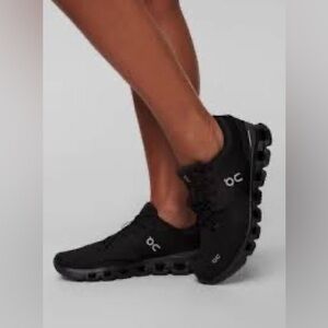 Use women On Cloud X 4 training shoes in black size 7.5
